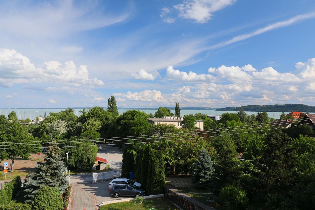 Balkon Apartmanhaz Panzio Bed & Breakfast Balatonfured Exterior photo